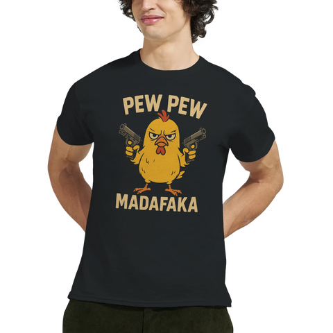 Tecknad gul kyckling med pistoler och text "PEW PEW MADAFKA" på svart t-shirt.