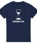 Symboliskt motiv av ett timglas och texten Running Low – modern t-shirt