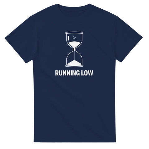 Symboliskt motiv av ett timglas och texten Running Low – modern t-shirt