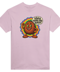 Ljusrosa t-shirt med en glad kokosnöt med färgglad bakgrund och texten Våga vara dig själv.