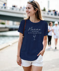 Kvinna bär en marinblå t-shirt med texten Mamma behöver ett glas vin