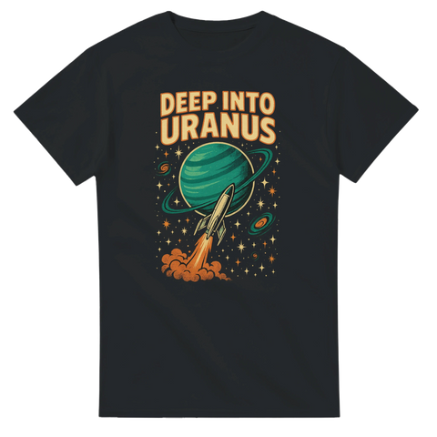 Svart t-shirt med raket som flyger mot planeten Uranus och texten "Deep Into Uranus"