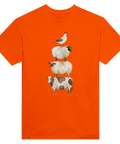 Konstnärlig stapel av ko och får på orange t-shirt