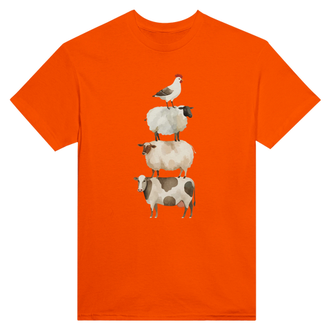 Konstnärlig stapel av ko och får på orange t-shirt