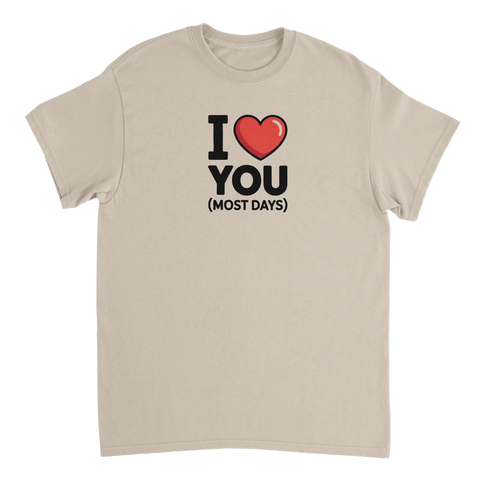 Beige t-shirt med grafiskt hjärta och satirisk underton