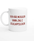 Vit mugg med röd text “Den här muggen vann jag i julklappsleken” – rolig julmugg