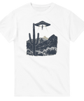 T-shirt med svartvitt UFO-motiv över ökenlandskap med kaktusar