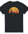 Retroinspirerad t-shirt med grafiskt motiv av UFO:n över ett ökenlandskap