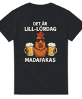 Svart t-shirt med tecknad höna i solglasögon som håller två öl och texten "Det är lill-lördag madafakas"