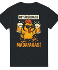 Svart t-shirt med rolig kyckling som håller ölglas och texten "Det är öldags madafakas!"