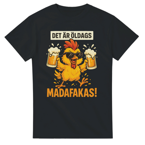 Svart t-shirt med rolig kyckling som håller ölglas och texten "Det är öldags madafakas!"