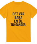 Gul t-shirt med svart text ”Det var bara en öl. Tio gånger.” – enkel men träffsäker för fest och förfest.