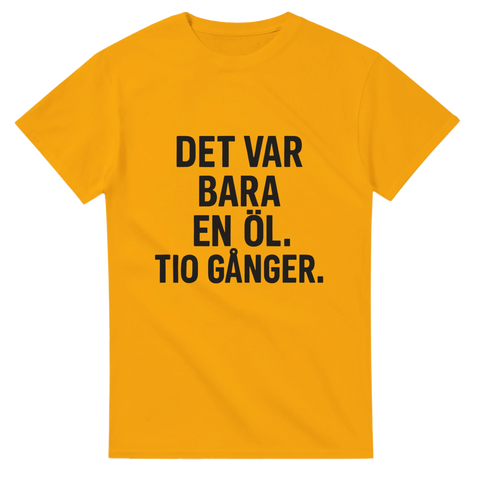 Gul t-shirt med svart text ”Det var bara en öl. Tio gånger.” – enkel men träffsäker för fest och förfest.
