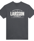 Mörkgrå t-shirt med texten Larsson – A Family of Originals