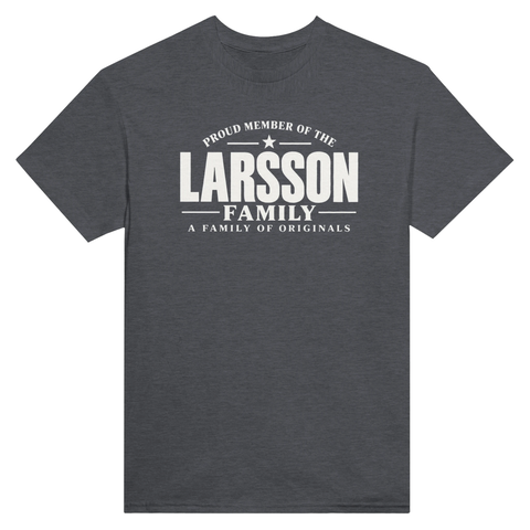 Mörkgrå t-shirt med texten Larsson – A Family of Originals