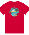 Semestermotiv med palm, strand, hav, solnedgång och texten "Fyra veckor semester" på röd t-shirt.