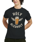 Närbild på man i t-shirt med roligt ölmotiv och vingar