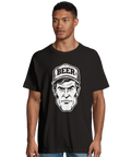 Man bär en oversized t-shirt med kaxigt öl-motiv och retro-känsla