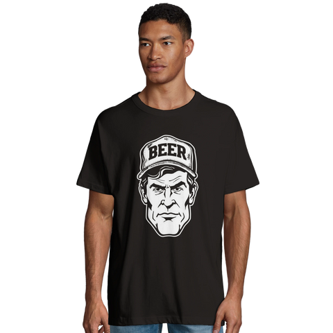 Man bär en oversized t-shirt med kaxigt öl-motiv och retro-känsla