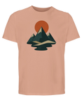 Retro bergstoppar med solnedgång i teal och beige på en persikofärgad ekologisk T-shirt.