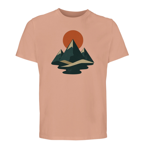Retro bergstoppar med solnedgång i teal och beige på en persikofärgad ekologisk T-shirt.