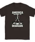 Satirisk "America belongs to Denmark" t-shirt med man i läderjacka på USA-karta.