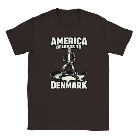 Satirisk "America belongs to Denmark" t-shirt med man i läderjacka på USA-karta.