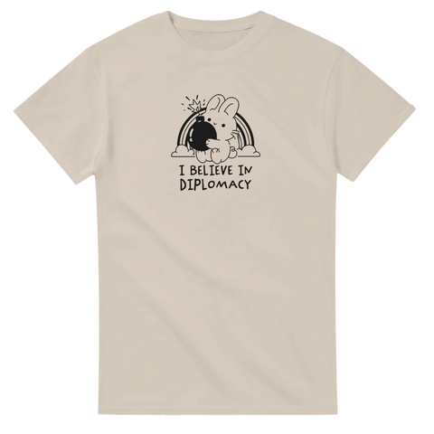 Absurd humoristisk design med kaninmotiv och citat – sandfärgad t-shirt