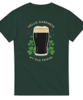 Guinness-glas med text "Hello Darkness My Old Friend" och klöver på mörkgrön t-shirt