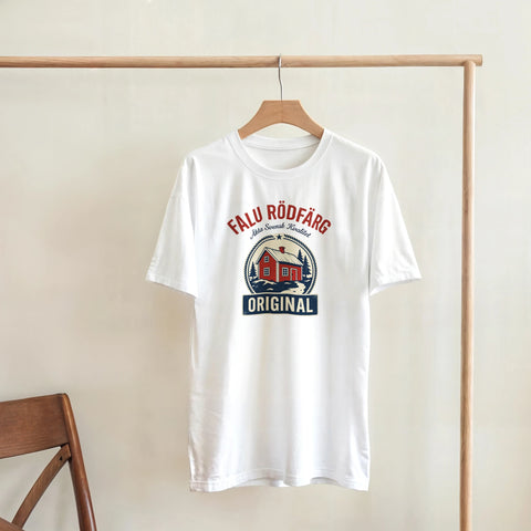 Falu Rödfärg-tryck med röd stuga, granar & texten "Äkta Svensk Kvalitet ORIGINAL" på vit t-shirt.
