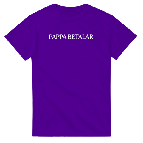 Lila t-shirt med texten Pappa Betalar i vitt – kaxig attityd
