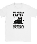 Vit t-shirt med texten "Jag gillar katter och kanske 3 personer" och en kattillustration

