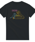 Svart t-shirt med neonillustration av dinosaurier som dricker öl i bar – humor för både öl- och dinosauriefans.