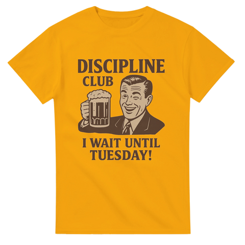 Gul t-shirt med retrofigur som skålar i öl och texten ”Discipline Club – I wait until Tuesday”.