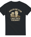 Svart t-shirt med retrofigur som skålar i öl och texten ”Discipline Club – I wait until Tuesday”.