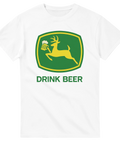 T-shirt med gul hjort som håller ölsejdel och texten "DRINK BEER" i grönt