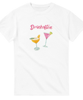 Vit t-shirt med två färgglada cocktails och texten “Drinkafton”.