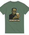 Grön t-shirt med tecknad Frankenstein som håller en öl och texten ”Drunkenstein”.