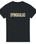 Svart t-shirt med stor text ”DYNGKALAS” – perfekt för festival, förfest och vilda ölkvällar.