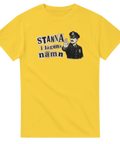 Retro polismotiv med texten Stanna i lagens namn på gul t-shirt