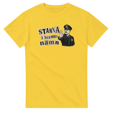 Retro polismotiv med texten Stanna i lagens namn på gul t-shirt