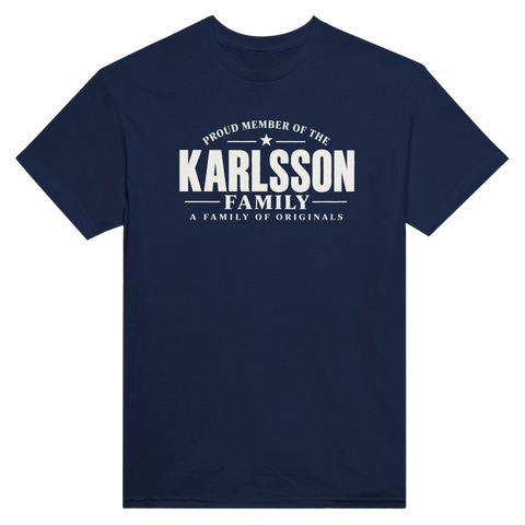 Marinblå t-shirt med texten Karlsson – A Family of Originals