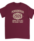 Vinröd t-shirt med retro badge-tryck Pensionerad 2026 och humoristisk text