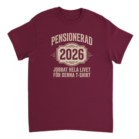 Vinröd t-shirt med retro badge-tryck Pensionerad 2026 och humoristisk text