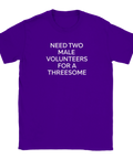 Lila t-shirt med humoristiskt budskap i minimalistisk typografi