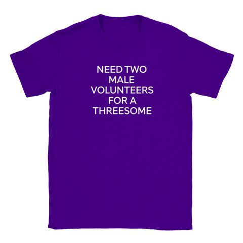 Lila t-shirt med humoristiskt budskap i minimalistisk typografi