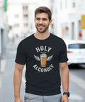 Man bär svart t-shirt med Holy Alcoholy motiv utomhus