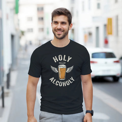 Man bär svart t-shirt med Holy Alcoholy motiv utomhus