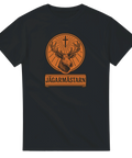 Jägarmästarn-logotyp med hjorthuvud, kors, solstrålar i orange på svart t-shirt.