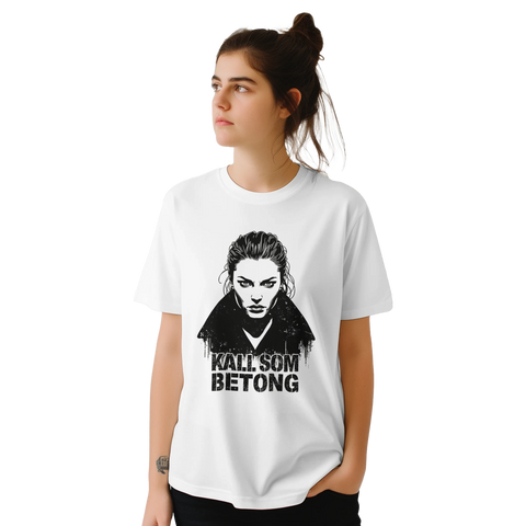 Kall som betong" t-shirt, svartvit kvinna med bister blick på vit t-shirt.